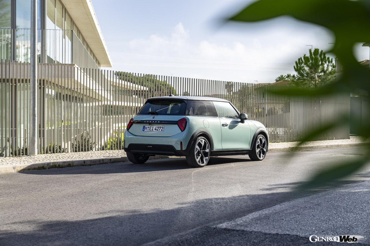 クラシック・トリムを装着した新型「MINI クーパー S」の走行シーン。