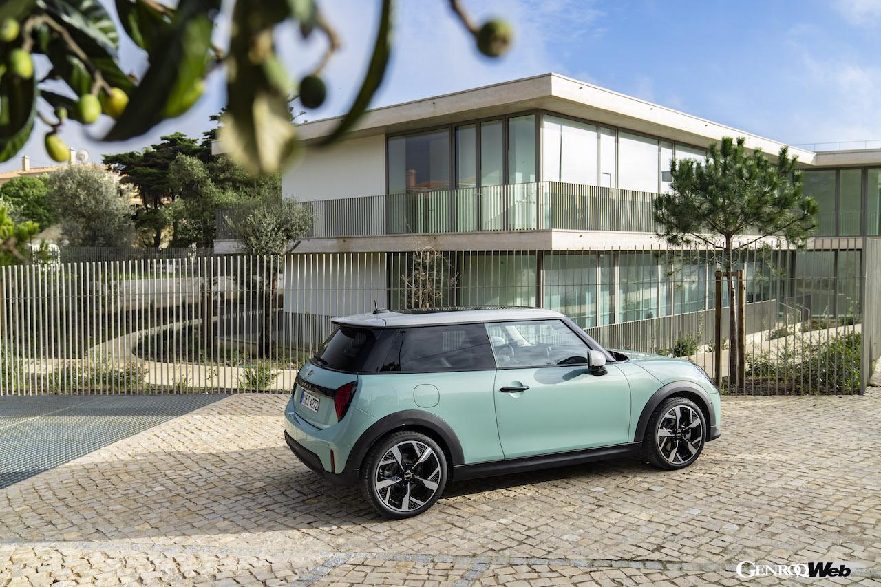 クラシック・トリムを装着した新型「MINI クーパー S」のエクステリア。