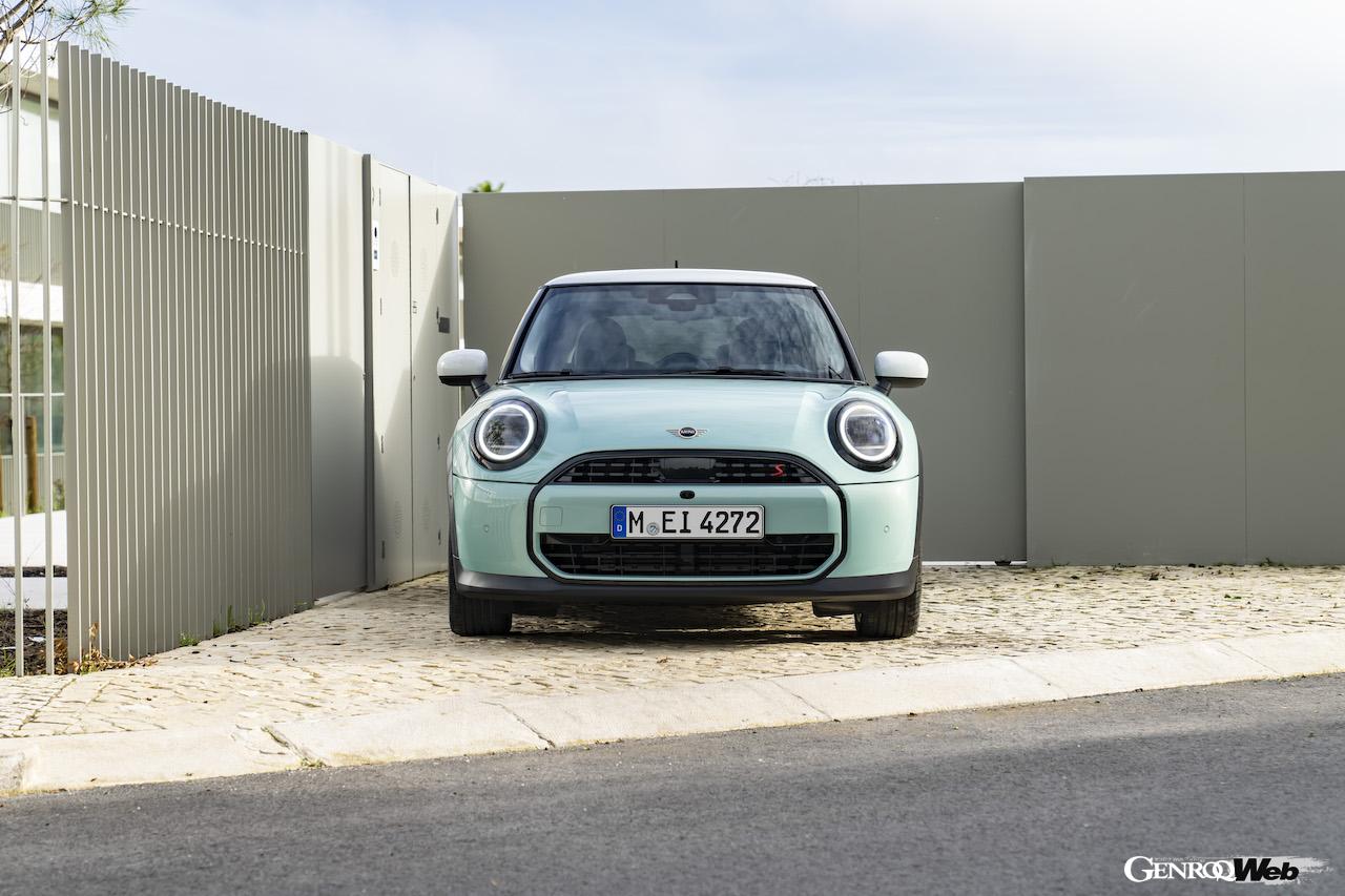 クラシック・トリムを装着した新型「MINI クーパー S」のエクステリア。