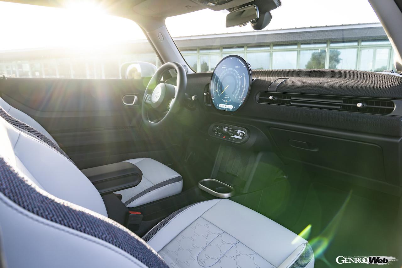 クラシック・トリムを装着した新型「MINI クーパー S」のインテリア。