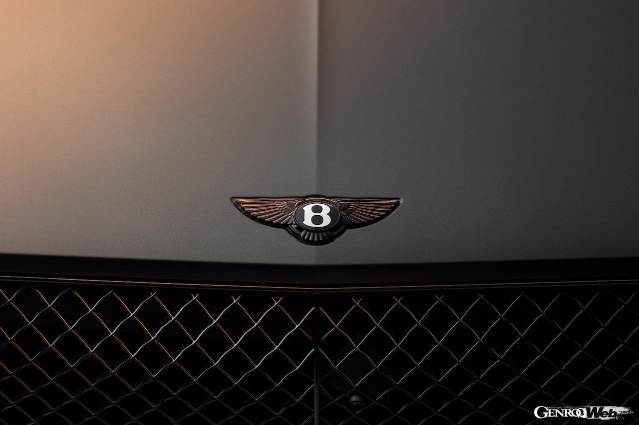 「ベンテイガ S ブラックエディション」は、ベントレー史上初めて、ベントレーウイングと「Bentley」のレタリングを含めたブライトウェア全てがグロスブラックで統一された。