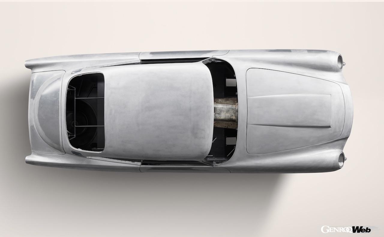 4台目のDB5は、丹念にレストアされたベアシェル状態にあり、購入を決めたオーナーが、すべての仕様を自分好みに仕上げることができる。