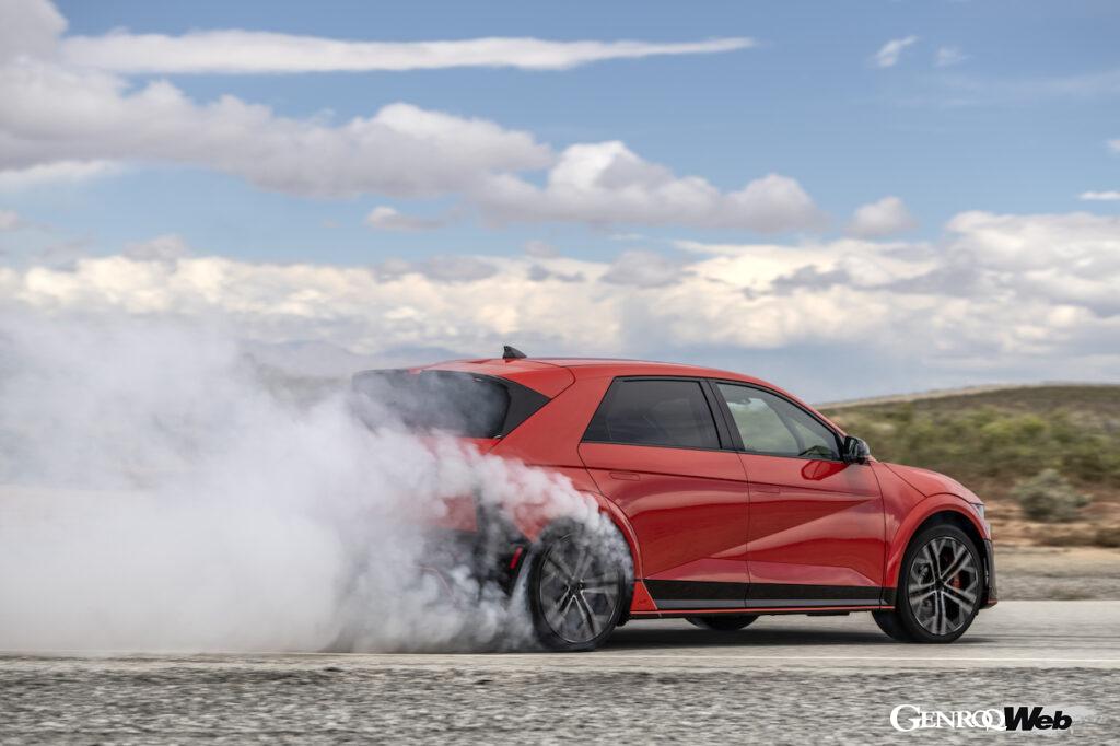 カリフォルニア州カリフォルニアシティにおいて、ロビン・シュートによるテストを行った「アイオニック 5 N」。