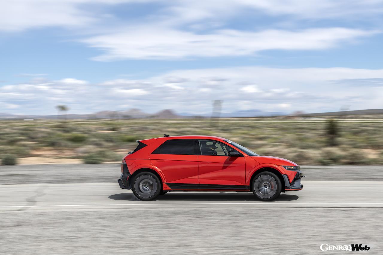 カリフォルニア州カリフォルニアシティにおいて、ロビン・シュートによるテストを行った「アイオニック 5 N」。