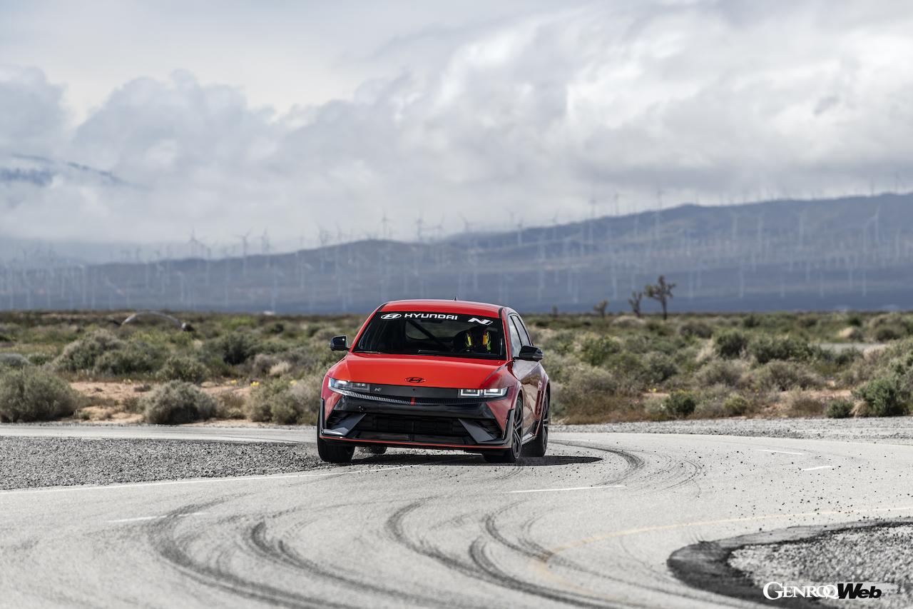 カリフォルニア州カリフォルニアシティにおいて、ロビン・シュートによるテストを行った「アイオニック 5 N」。