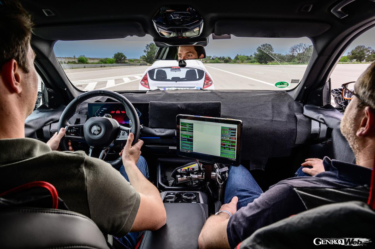 今回、公開されたテストの写真では、まだカバーがかけられた状態のコクピット。最新世代の「BMW iDrive」を搭載し、横型の大型ディスプレイが2基配置されることになりそうだ。