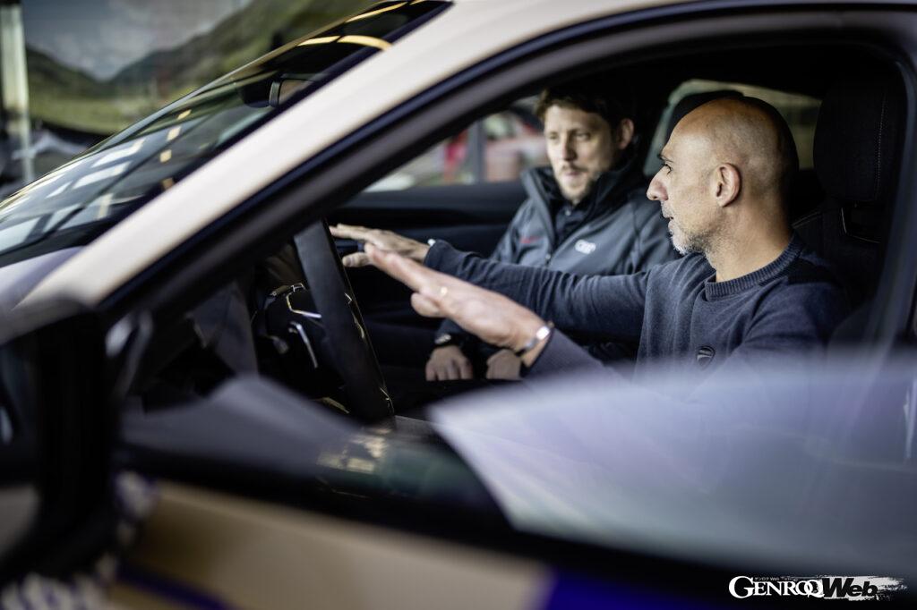 今回、自身が開発した車両を交換し、意見交換を行ったアウディのヤーン・マテス・ライリング(左)と、ドゥカティのチーフテストドライバーを務めるアレッサンドロ・ヴァリア(右)。