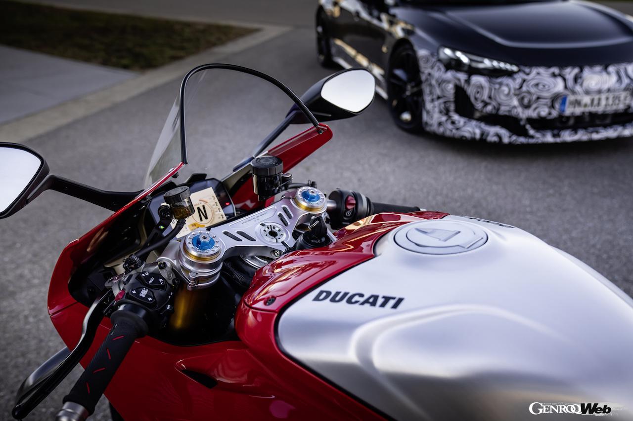 ヴァリアとライリングはお互いのマシンを交換試乗し、意見を交換することになった。