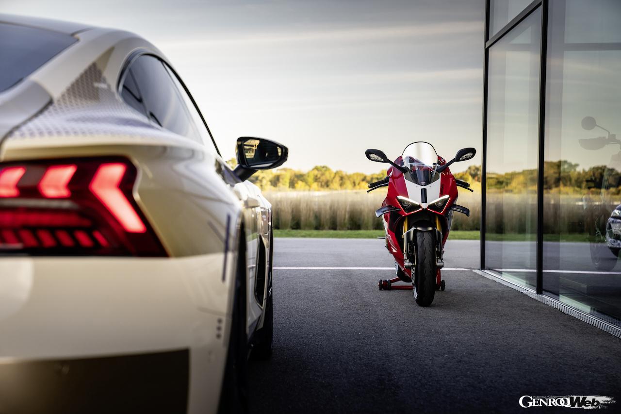 ヴァリアとライリングはお互いのマシンを交換試乗し、意見を交換することになった。