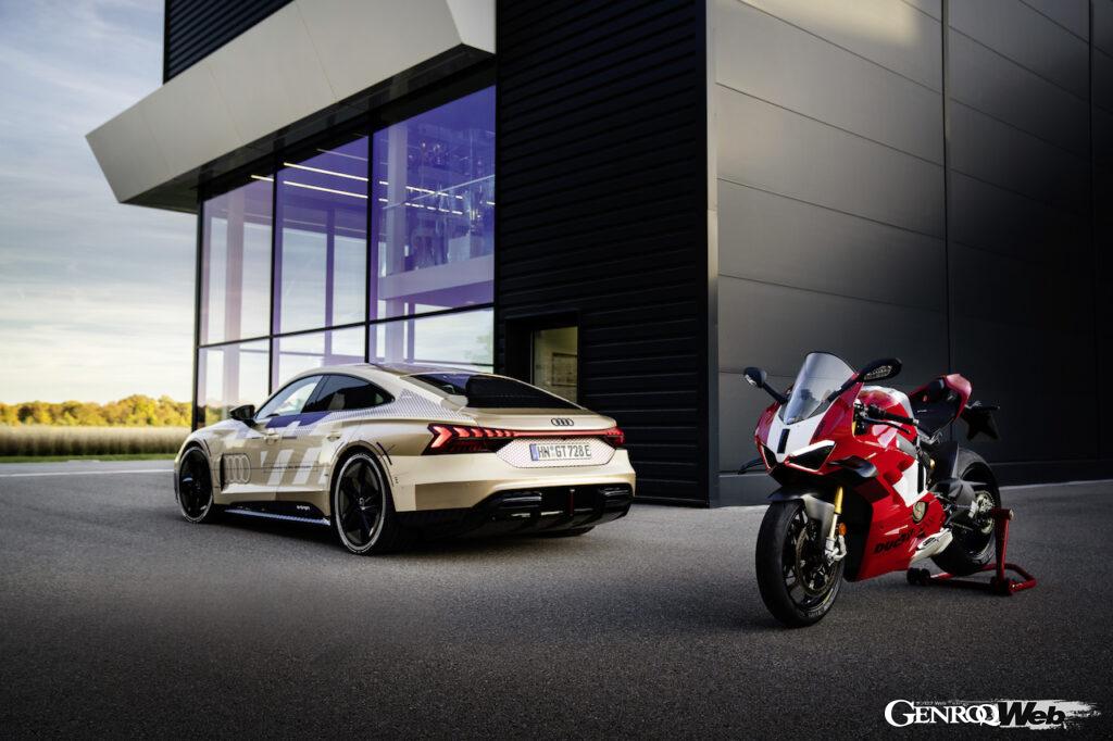「アウディ e-tron GT クワトロ」と「ドゥカティ パニガーレ V4 R2」。