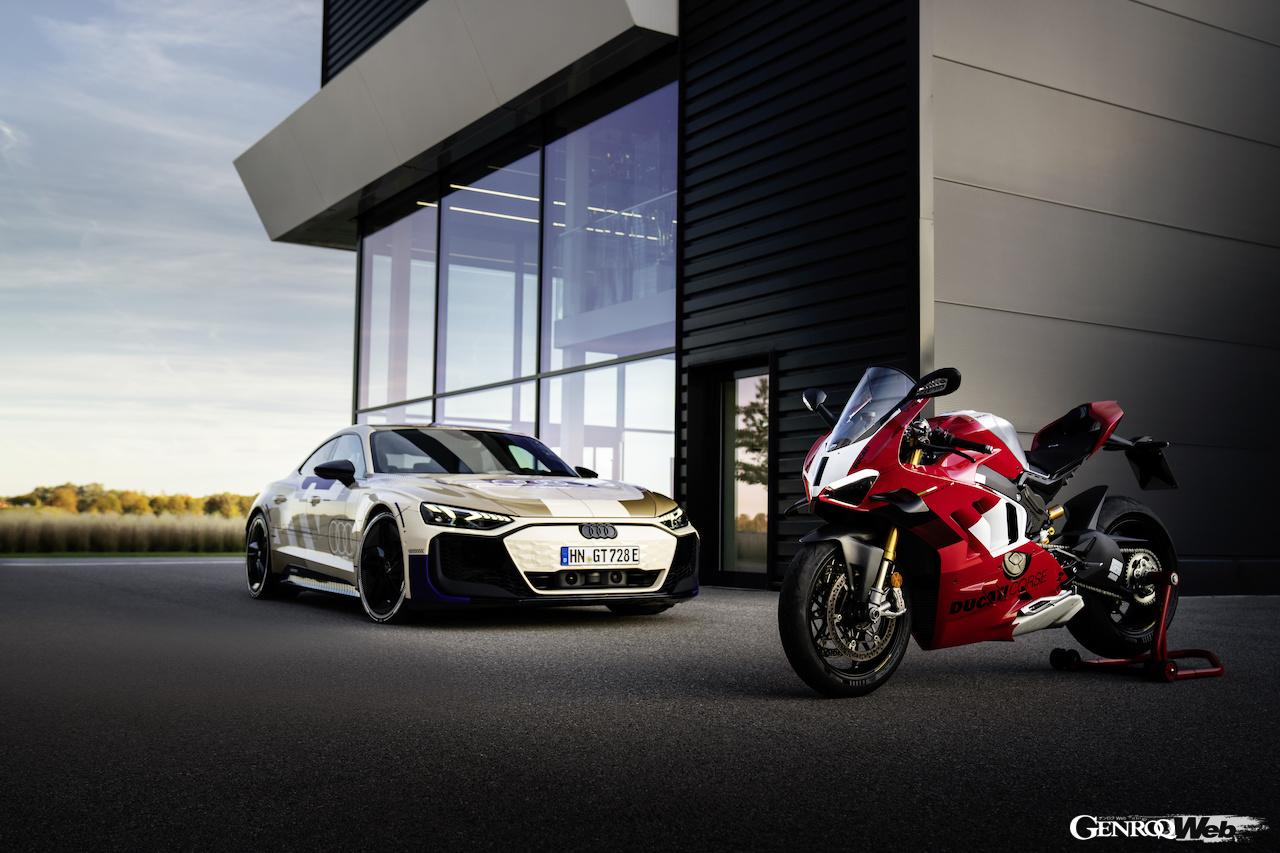「アウディ e-tron GT クワトロ」と「ドゥカティ パニガーレ V4 R2」。