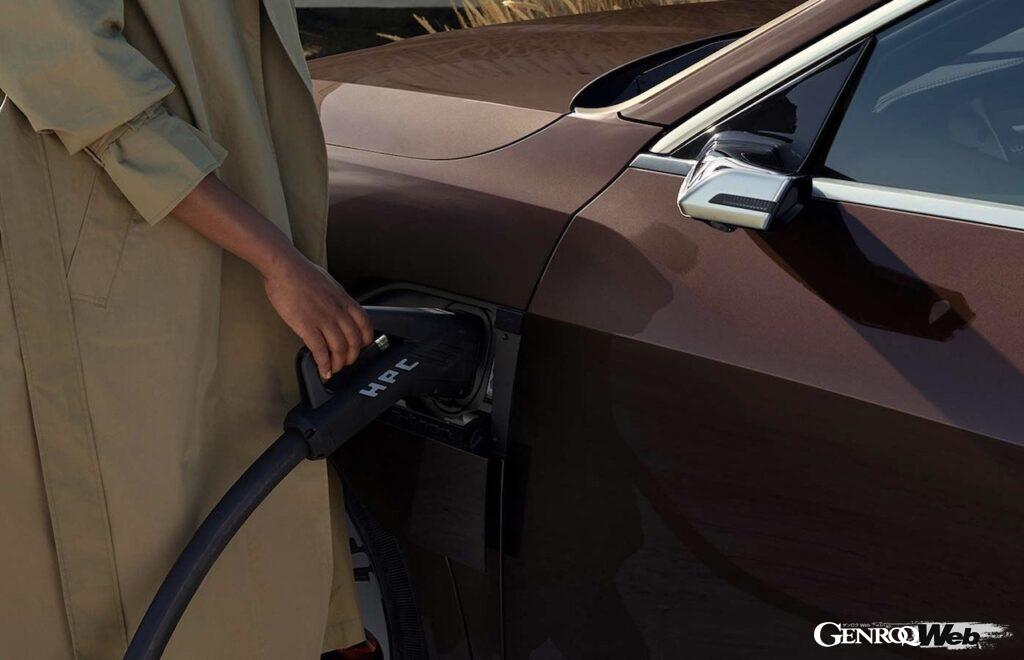 今回、「レンジプラス・パッケージ」に加えて、ベースモデルのバッテリー配置方法にも改良が施され、スペースに変更を加えることなバッテリー容量の増加を実現している。