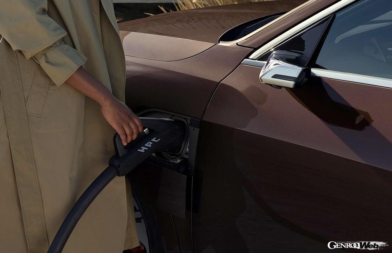 今回、「レンジプラス・パッケージ」に加えて、ベースモデルのバッテリー配置方法にも改良が施され、スペースに変更を加えることなバッテリー容量の増加を実現している。