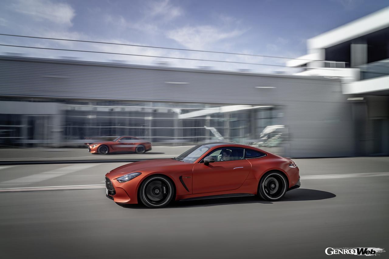 トップパフォーマンスモデル「メルセデス AMG GT 63 S E パフォーマンス」の走行シーン。