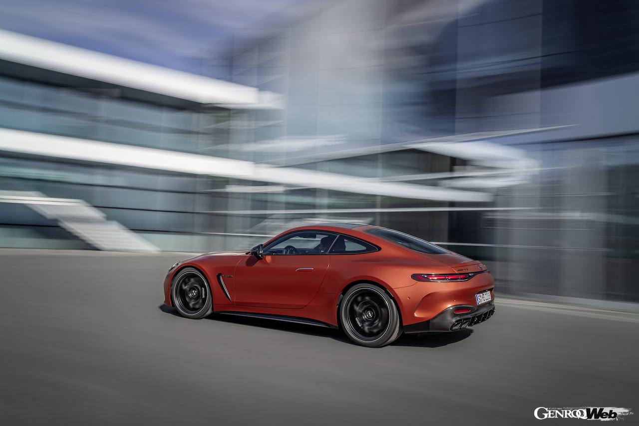 トップパフォーマンスモデル「メルセデス AMG GT 63 S E パフォーマンス」の走行シーン。