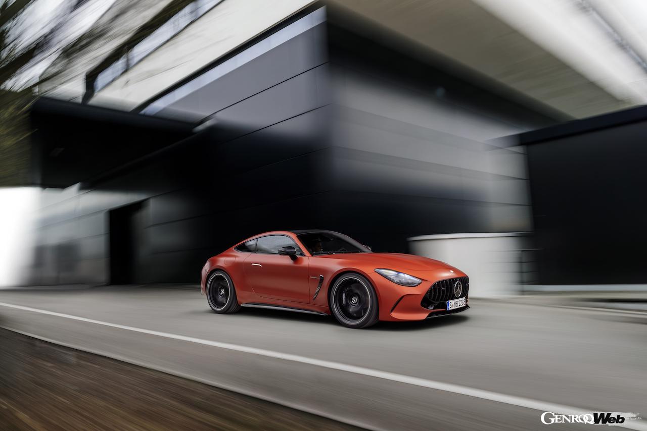 トップパフォーマンスモデル「メルセデス AMG GT 63 S E パフォーマンス」の走行シーン。