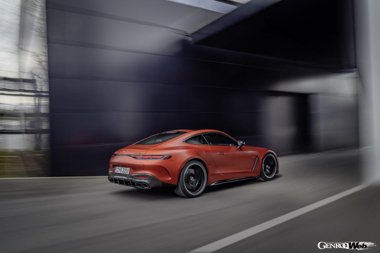 トップパフォーマンスモデル「メルセデス AMG GT 63 S E パフォーマンス」の走行シーン。