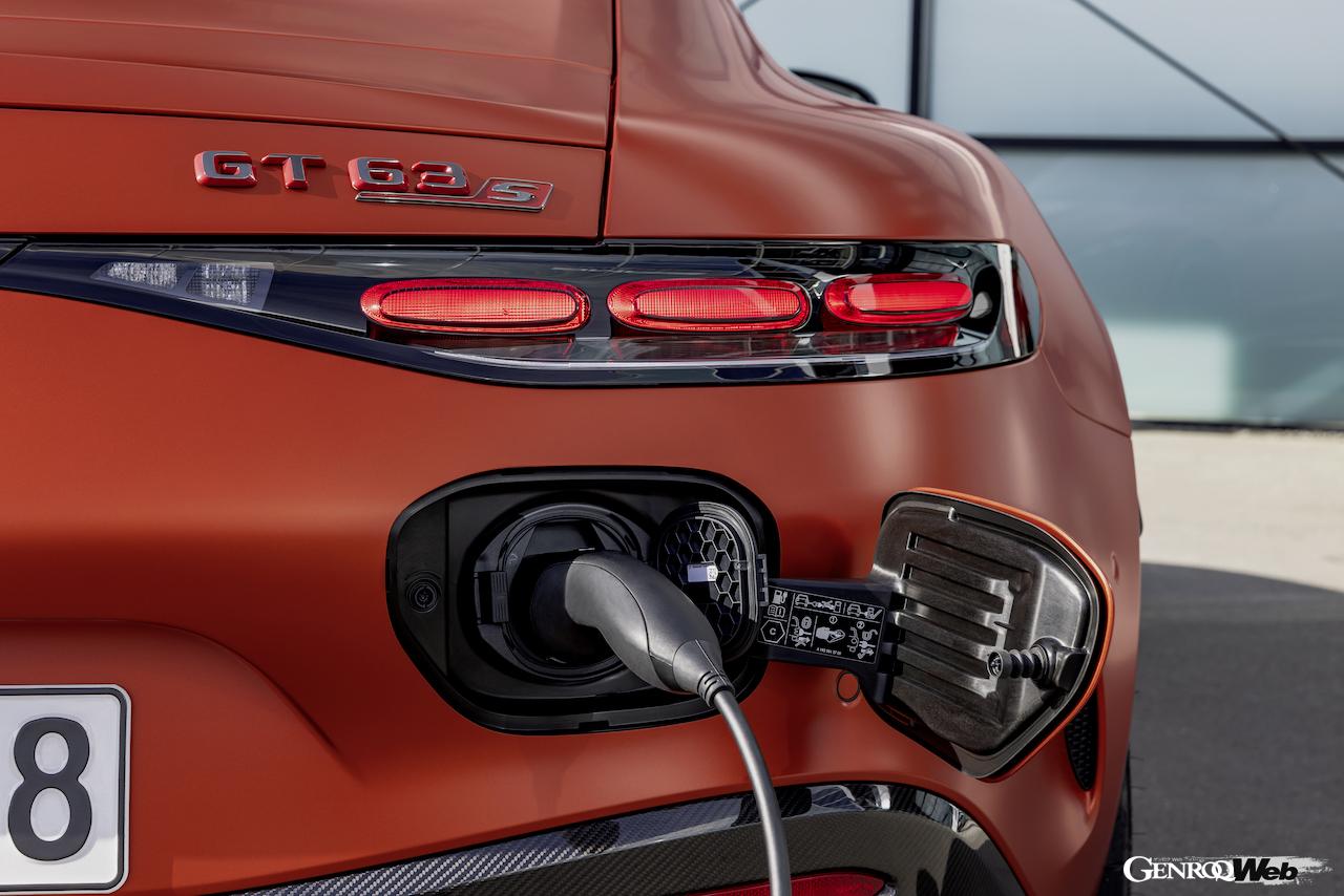 トップパフォーマンスモデル「メルセデス AMG GT 63 S E パフォーマンス」の充電シーン。