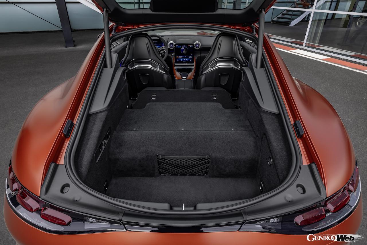 トップパフォーマンスモデル「メルセデス AMG GT 63 S E パフォーマンス」のラゲッジルーム。