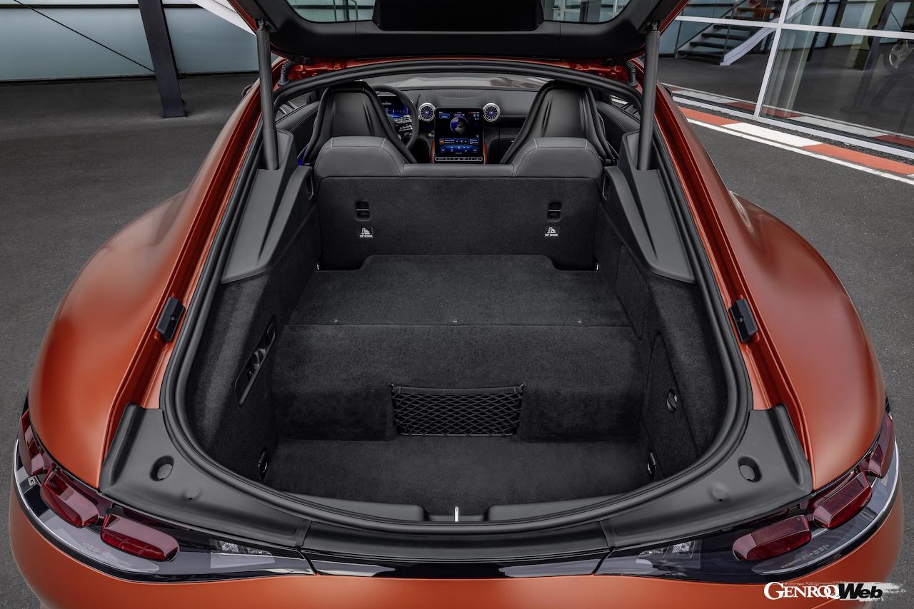 トップパフォーマンスモデル「メルセデス AMG GT 63 S E パフォーマンス」のラゲッジルーム。