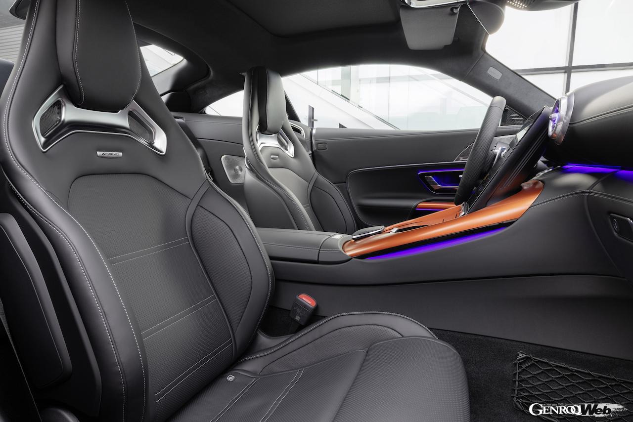 トップパフォーマンスモデル「メルセデス AMG GT 63 S E パフォーマンス」のコクピット。