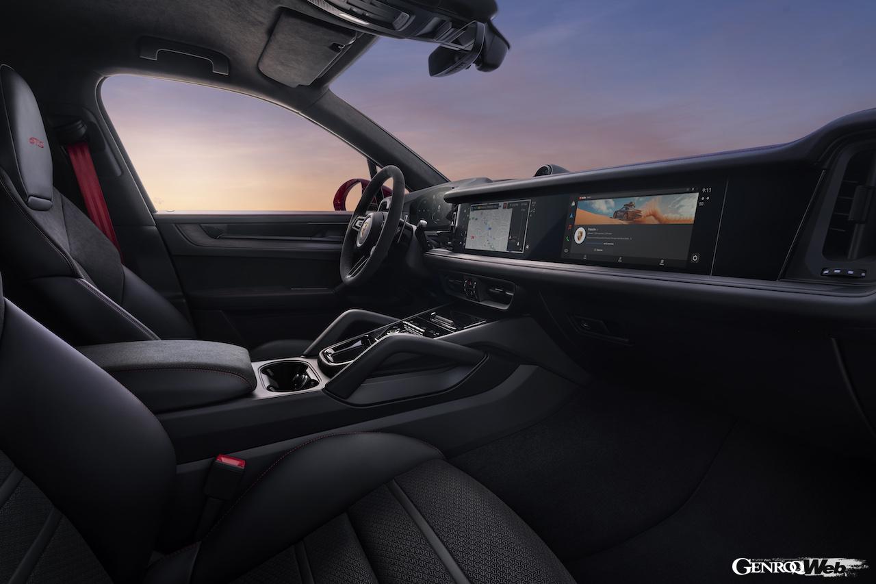 コクピットには、高機能「ヒーテッドGTスポーツステアリングホイール」を標準装備。高機能マテリアル「Race-Tex」をルーフライニング、やスポーツシートに採用した。