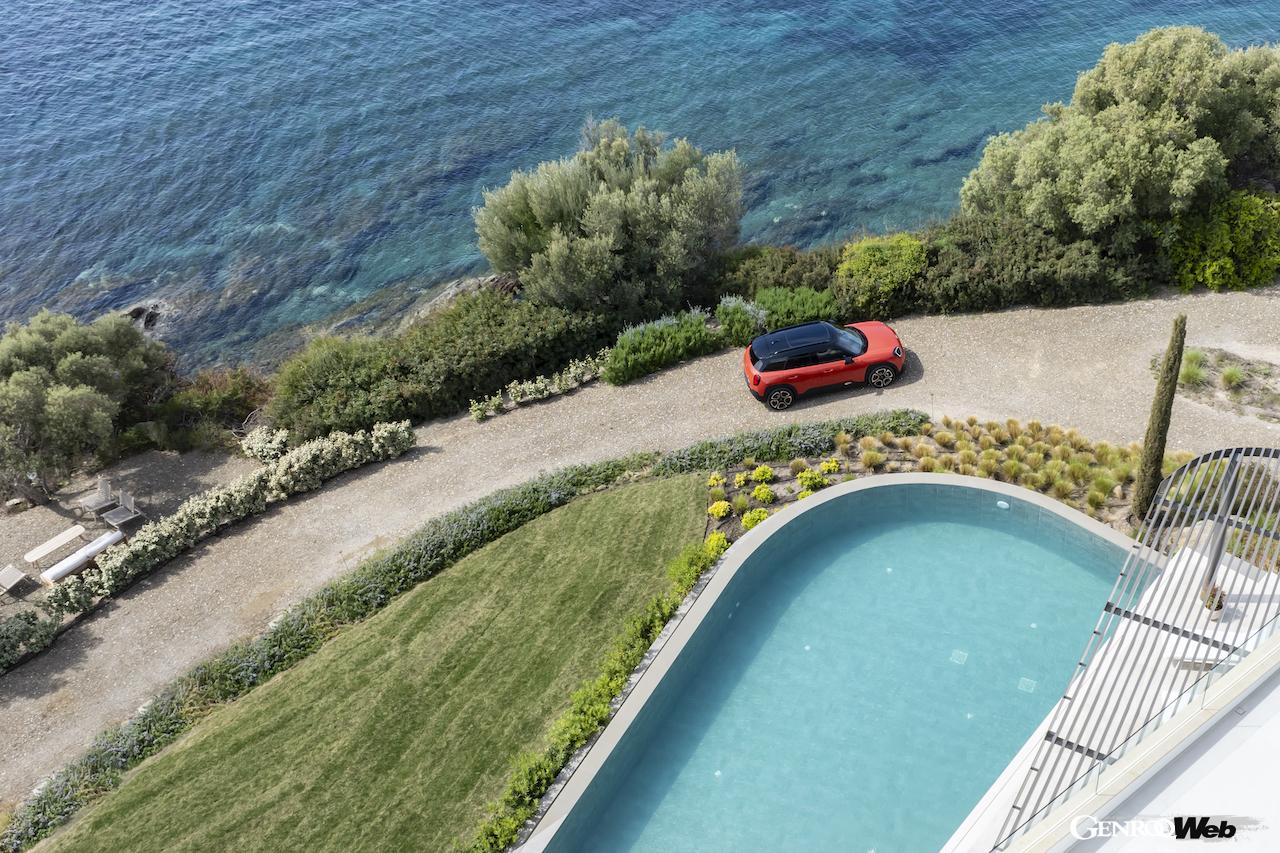 新型フル電動クロスオーバー「MINI エースマン」の走行シーン。