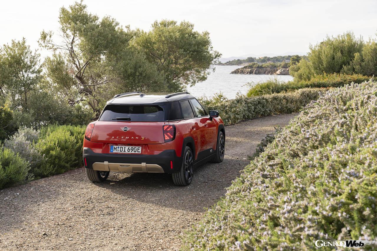 新型フル電動クロスオーバー「MINI エースマン」の走行シーン。