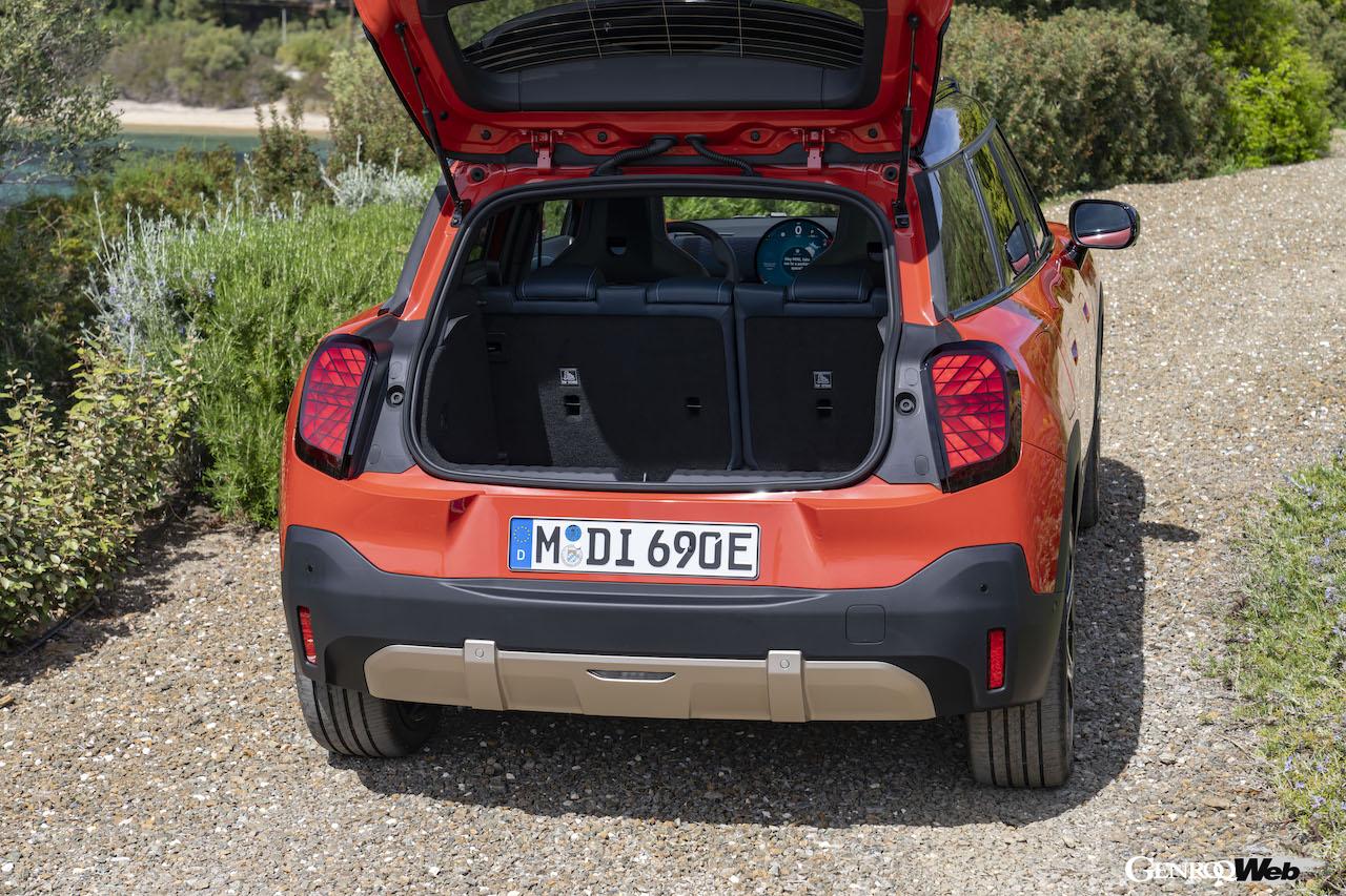 フル電動クロスオーバー「MINI エースマン」のラゲッジスペース。