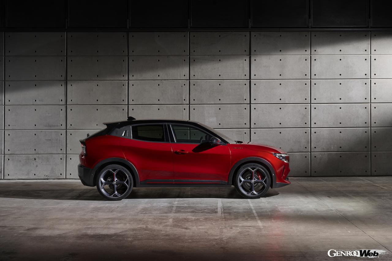 アルファロメオの起源でもある都市ミラノから車名を採用した新型コンパクトクロスオーバーだったが、イタリア政府からの懸念もあり、「ジュニア」へと名称を変更することになった。