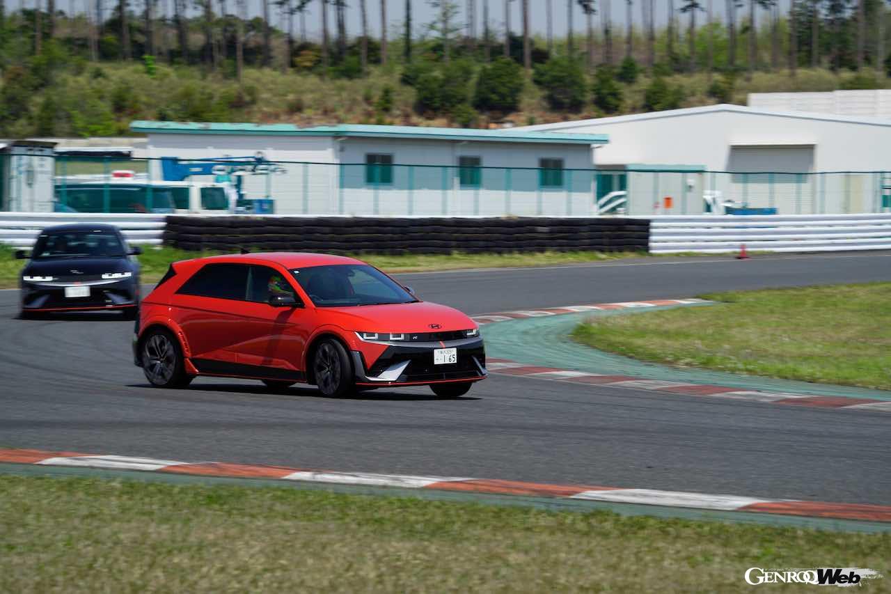 ヒョンデ初のパフォーマンスEV「アイオニック 5 N」の走行シーン。