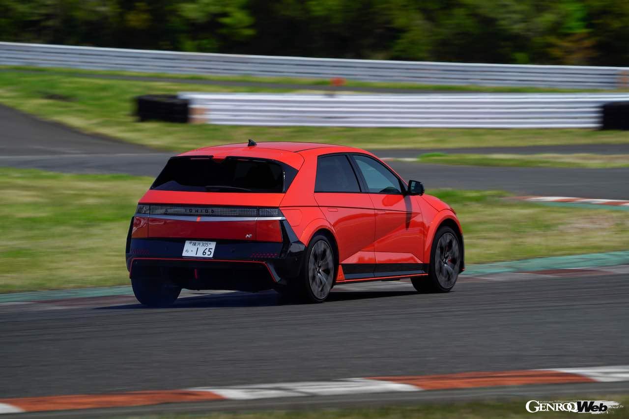 ヒョンデ初のパフォーマンスEV「アイオニック 5 N」の走行シーン。