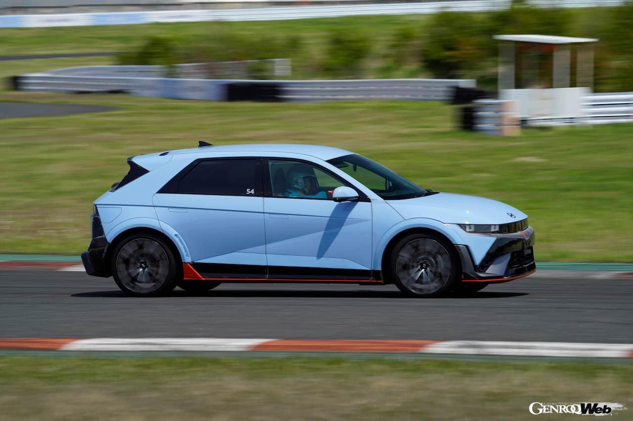 ヒョンデ初のパフォーマンスEV「アイオニック 5 N」の走行シーン。
