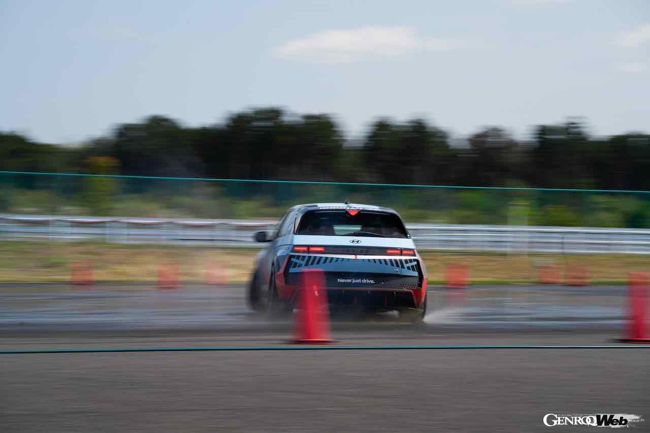 ヒョンデ初のパフォーマンスEV「アイオニック 5 N」の走行シーン。