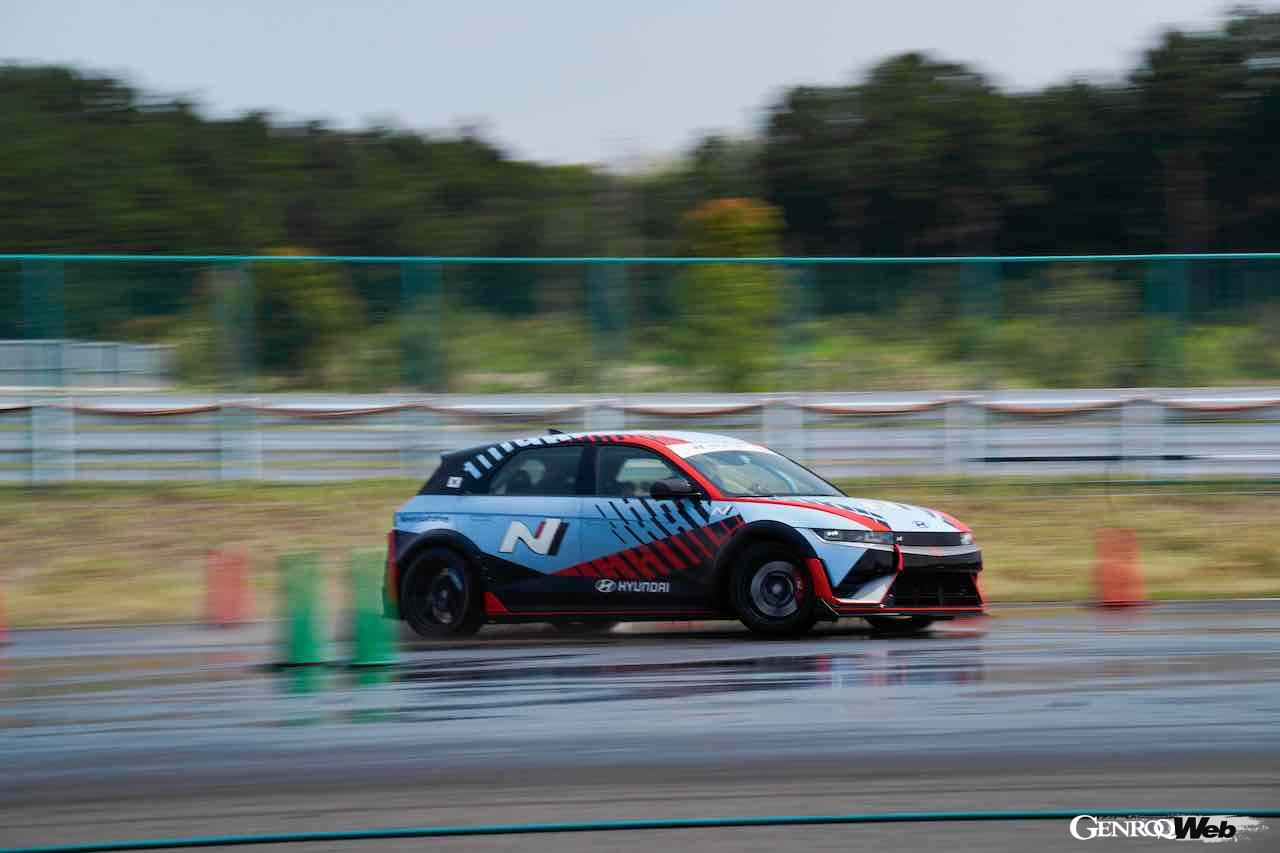 ヒョンデ初のパフォーマンスEV「アイオニック 5 N」の走行シーン。