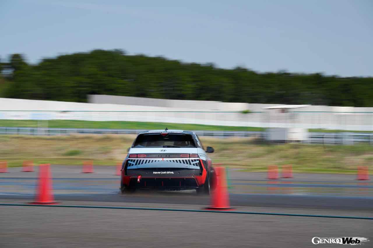 ヒョンデ初のパフォーマンスEV「アイオニック 5 N」の走行シーン。