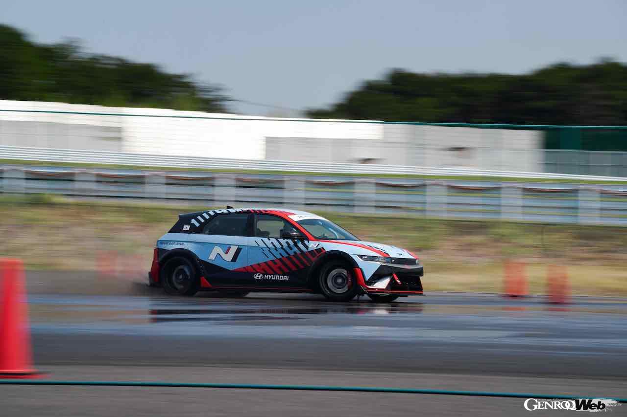 ヒョンデ初のパフォーマンスEV「アイオニック 5 N」の走行シーン。