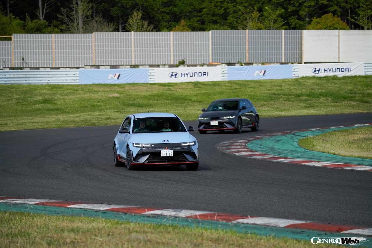 ヒョンデ初のパフォーマンスEV「アイオニック 5 N」の走行シーン。