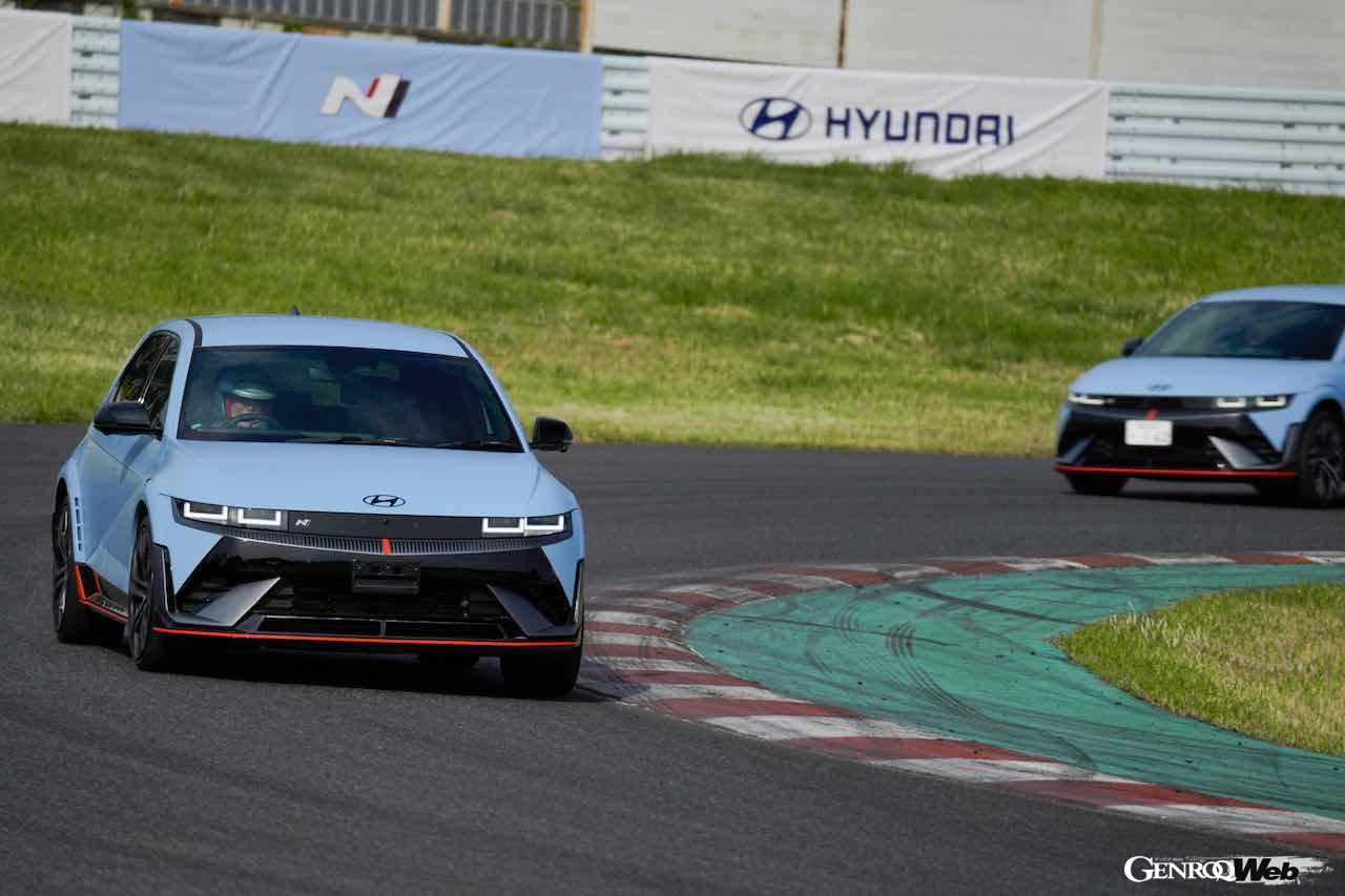 ヒョンデ初のパフォーマンスEV「アイオニック 5 N」の走行シーン。