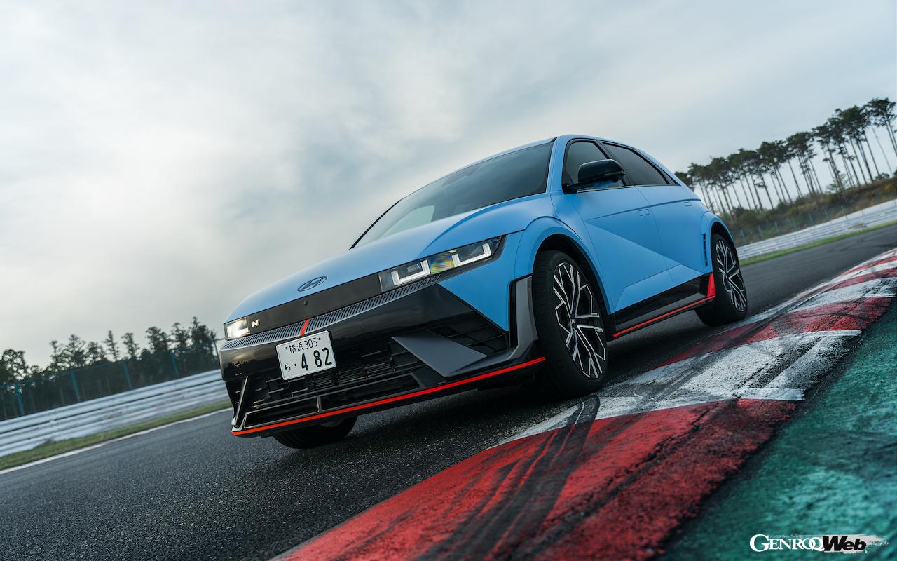 ヒョンデ初のパフォーマンスEV「アイオニック 5 N」の走行シーン。