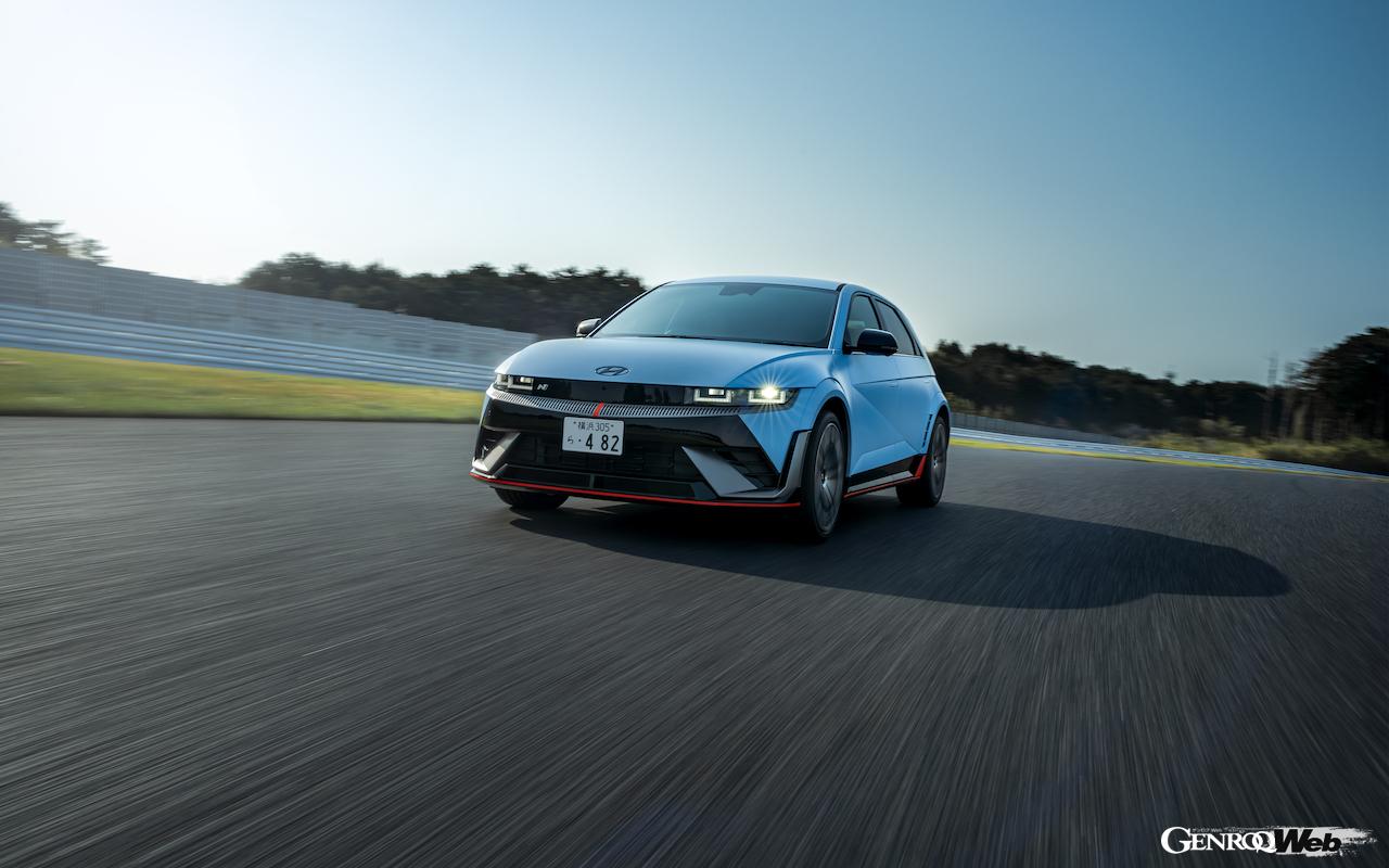 ヒョンデ初のパフォーマンスEV「アイオニック 5 N」の走行シーン。
