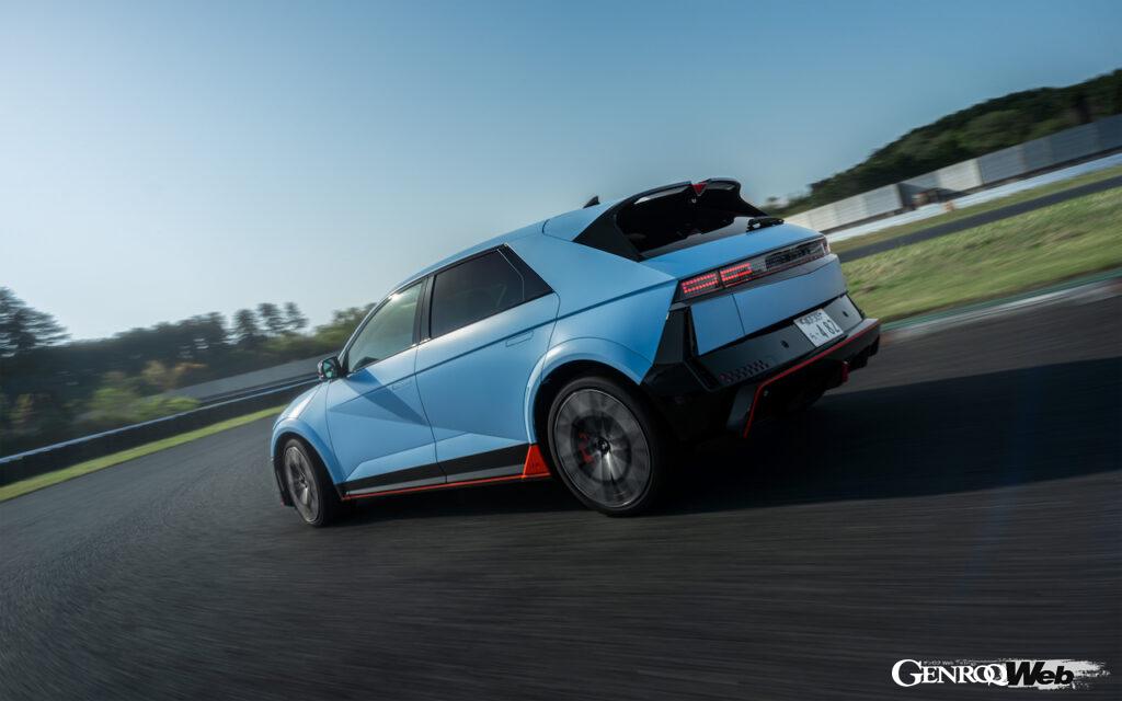ヒョンデ初のパフォーマンスEV「アイオニック 5 N」の走行シーン。