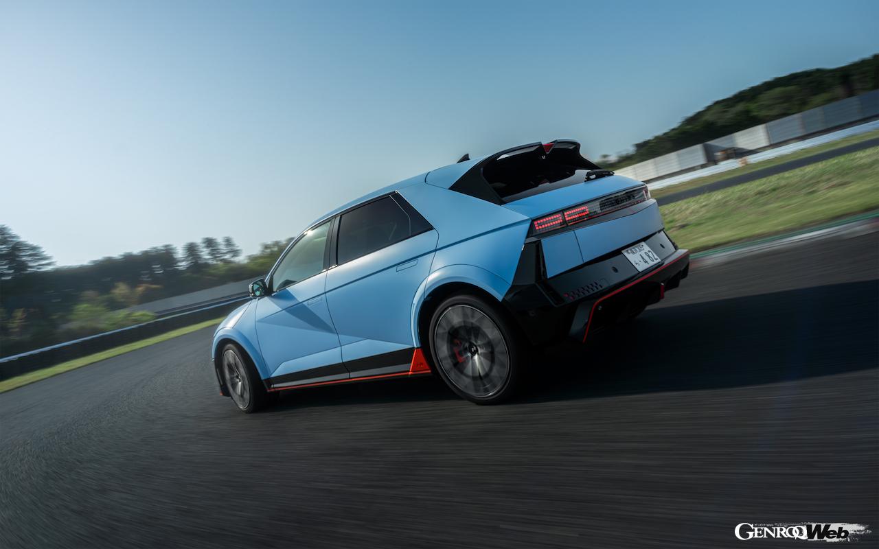 ヒョンデ初のパフォーマンスEV「アイオニック 5 N」の走行シーン。