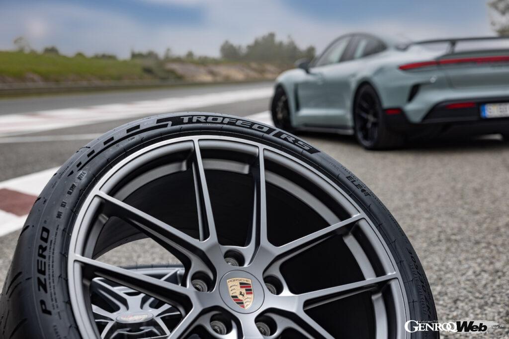 公道走行可能なサーキット用タイヤ「P Zero Trofeo RS」は、ラリー用タイヤから派生した専用コンパウンドを採用し、ニュルブルクリンクで鍛えられた。
