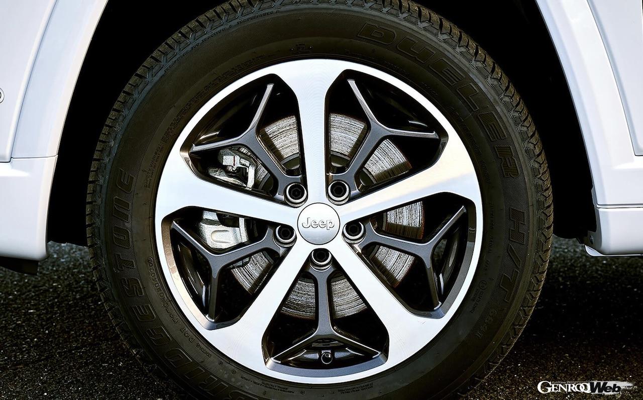 限定仕様「ジープ コマンダー オーバーランド」に採用された、「18インチ・アルミホイール」。