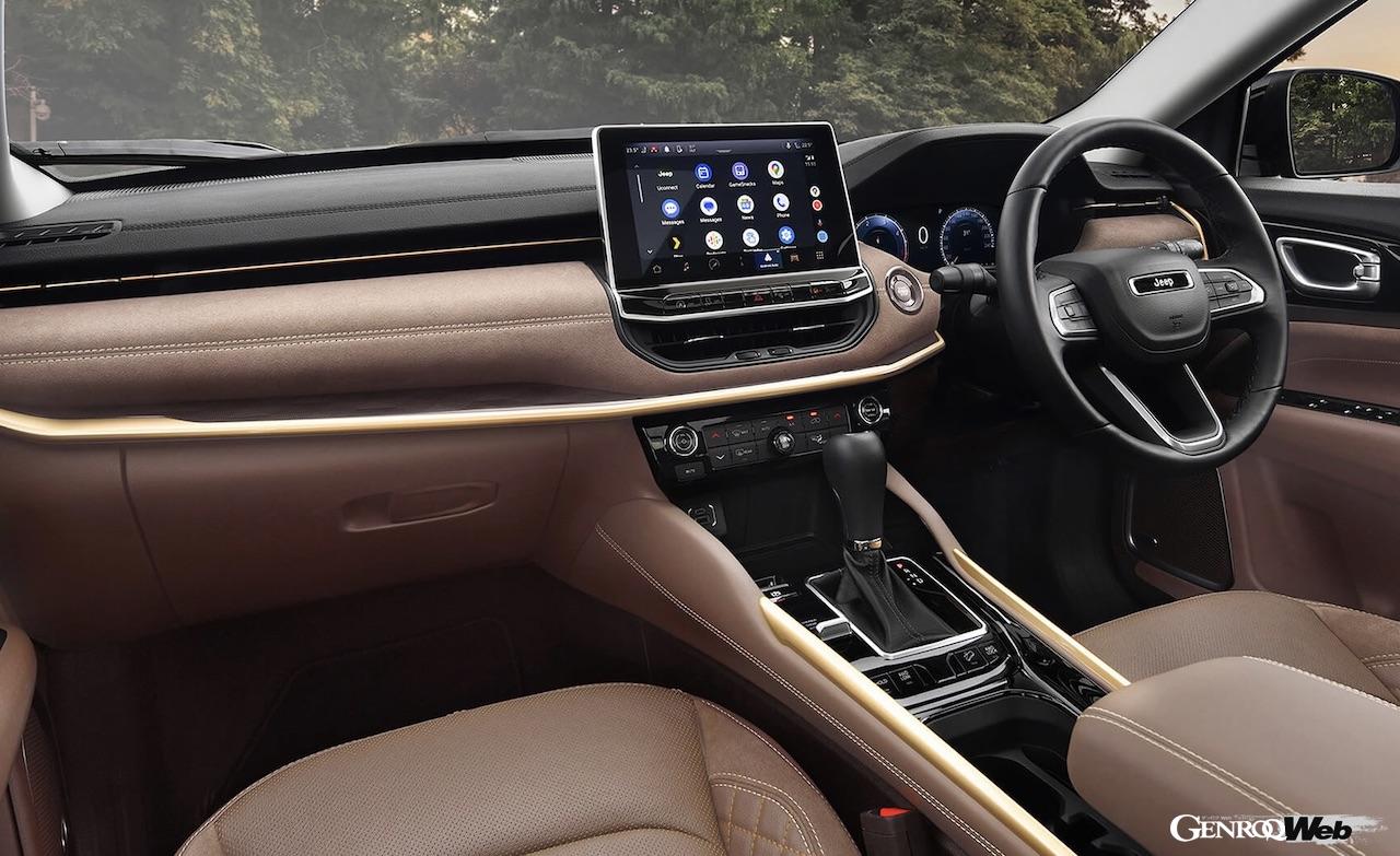 インテリアは、シックなエンペラドールブラウンのプレミアム・レザーシートを採用。スウェード素材が柔らかな雰囲気をもたらしている。