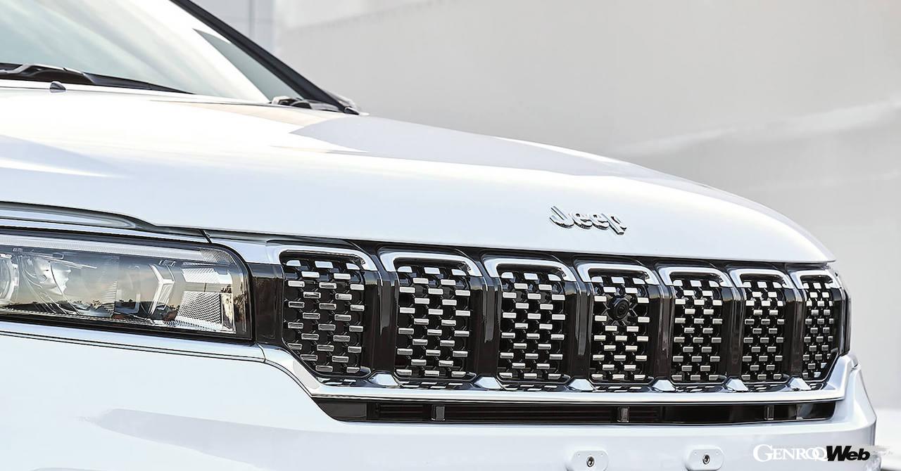 限定仕様「ジープ コマンダー オーバーランド」に採用された、「クローム・フロントグリル」。