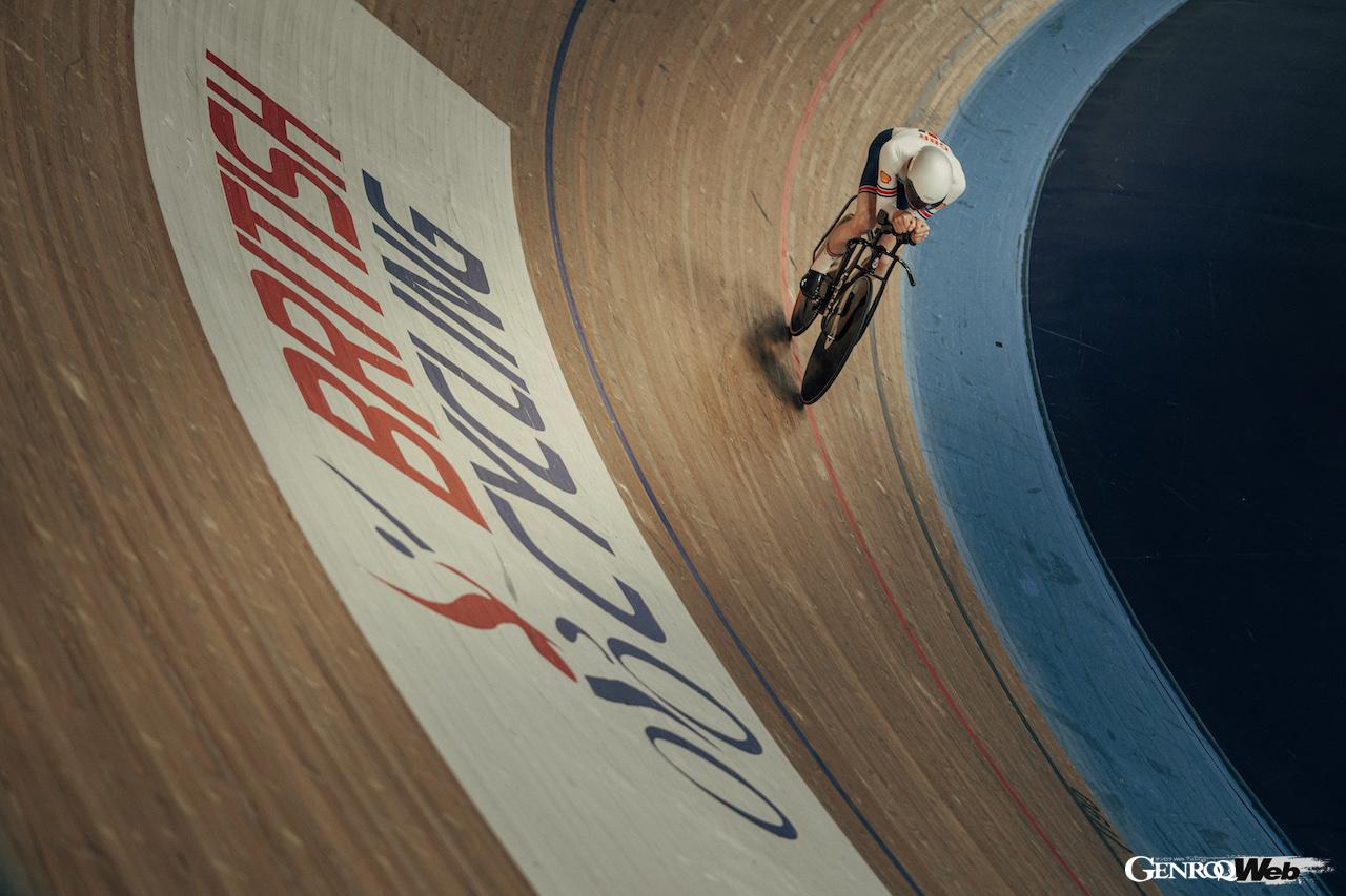 パリ・オリンピックに向けて、「オリンピック トラックバイク」でトレーニングを続ける英国自転車競技代表。