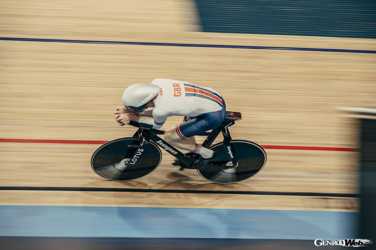 パリ・オリンピックに向けて、「オリンピック トラックバイク」でトレーニングを続ける英国自転車競技代表。