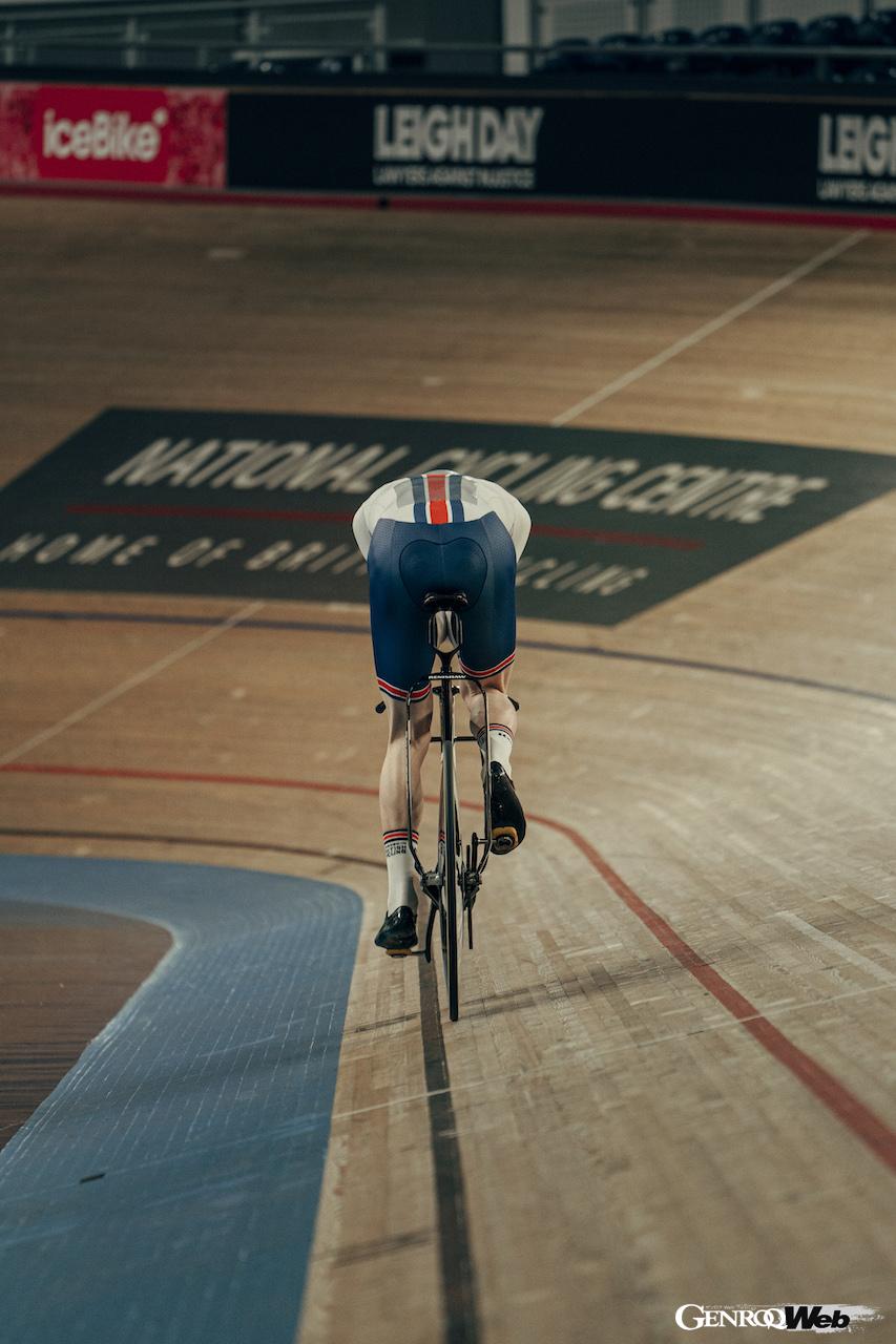 パリ・オリンピックに向けて、「オリンピック トラックバイク」でトレーニングを続ける英国自転車競技代表。